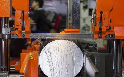 大埔立式金属带锯床切削出现跑带故障解决方法！